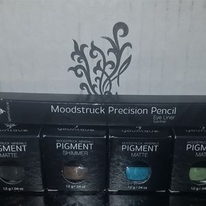 Younique Bundle Pigment Eye Color 4 and Eye Pencil